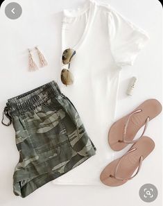 Casual White Sneakers Outfit, Summer Outfits Casual, Fashion Shorts, Cool Summer Outfits, Camo Shorts, Summer Outfit Inspiration, Cute Summer Outfits, Mom Outfits, Outfits Casual