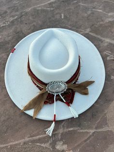 * 𝙷𝙴𝙰𝙳𝙸𝙽𝙶 𝚂𝙾𝚄��𝚃𝙷  * Ivory Vegan Felt  * Southwestern print headband with matching hat liner * Southwestern Conch  * Leather sweatband  *Size 7 1/4 White Ranch Hat, One Size Fits Most, Western Cream Hat Bands For Rodeo, White Western Hat For Western-themed Events, Artisan White Hat For Country Events, Western Style White Hat For Festivals, Artisan White Hat Bands For Western-themed Events, White Western Style Hat For Festivals, Western White Festival Hat, Cream Country Hat Bands For Ranch