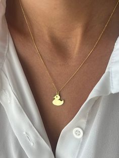 Cute duck for cute ones 🦆 Get this beautiful minimalist jewelry made with the quality of perfect elements✨ You can choose 925K Sterling Silver with the options of Gold, Rose Gold or White Gold colors. High quality jewelry for everyone 🤍  Details * 925K Sterling Silver Option → 14K Gold, Rose Gold or White Gold plated * Chain length is approximately either 18 inches / 45 cm or 22 inches / 55 cm 18 inches (16+2 in extender) / 45 cm (40+5 cm extender) 22 inches (20+2 in extender) / 55 cm (50+5 cm extender) * Time is everything! You will receive your package as soon as possible 🚚  * We care about the quality of metal to make sure it will last for a long time * We use enamel technique to color the jewelry and high quality zircons only * There can be tiny differences on each item. Length diff Duck Jewelry, Duck Necklace, Plastic Duck, Personalized Charm Necklace, Animal Necklace, Cute Duck, Lovers Necklace, Yellow Jewelry, Fun Jewelry