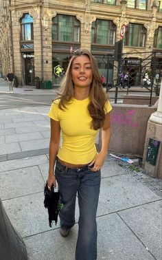 Casual Dinner With Friends Outfit Summer, 90s College Outfit, Cloudy Outfit Ideas, Tom Boy Femme Style, Yellow Shirt Aesthetic, France Summer Outfits, Cali Outfits, Tennessee Outfits, Outfits Con Camisa