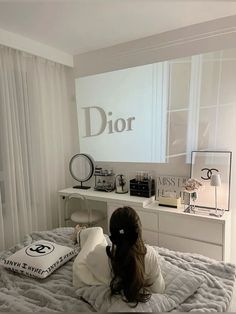 Stargirl Aesthetic Apartment, Dorm Room Luxury, Model Bedroom Ideas, Dior Themed Bedroom, Dior Inspired Room, Dior Aesthetic Room Decor, Dior Bedroom Decor, Classy Room Inspiration, Luxury Dorm Room Aesthetic