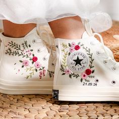 The white Converse High Top embroidered with blue flowers for the wedding was inspired by the gorgeous bridal bouquet. With many years of experience embroidering wedding shoes for the bride, this time I was really happy to receive a personalized canvas sneaker embroidery design for a very special guest. They sent me wedding photos and sweet bouquets of flowers. I love them and also love this custom embroidered item. If you also need a pair of Converse Wedding Shoes or a pair of Vans Shoes for th Converse Flower Embroidery, Sneaker Embroidery, Wedding Converse Bride, Converse Bride, Flower Converse, Embroidery Converse, Custom Converse Shoes, Bride Sneakers, Converse Wedding