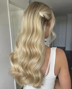 Garden Party Wedding Hair, Simple Bridesmaid Hairstyles Down, Messy Curled Hair, Slick Back Curls, Old Hollywood Bridal Hair, Wedding Hair 2024, Wedding Hairstyles For Bride Down, Outfit Baile, Rehearsal Dinner Hair