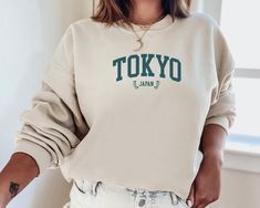 ✨Basic Info✨ This listing is for a sweatshirt that says 'TOKYO JAPAN' on the front! The color of the sweatshirt is 'Sand', but contact me if you would like to see a different color! I also offer sweatshirts with other cities, but let me know if there is a city you don't see that you would like me to make! Make sure you check out our other great products like our Potions Collection T-Shirts :) ✨Shirt and Sizing Info✨ All VillainessLabs crewneck sweatshirts are printed on a Gildan 18000 Unisex Hea Trendy Beige Crew Neck Sweatshirt, Cream Hoodie With Letter Print And Crew Neck, Cream Crew Neck Hoodie With Letter Print, Sweat Shirts, Greek Life, Tokyo Japan, Crewneck Sweatshirt, Sweat Shirt, Colorful Shirts