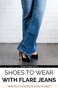 Shoes To Wear With Flare Jeans, Jeans Bell Bottoms, Denim Jeans Outfit, Witch Shoes, Super Flare Jeans, Beige Sandals, Best Shoes, Kick Flares