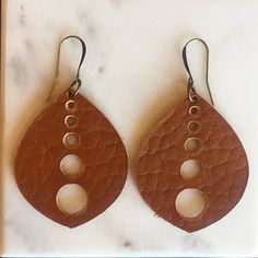 "These simple yet elegant leather earrings are lightweight and so easy to wear. Unique and original designs are hand crafted from Horween leather and are a classic addition to any outfit any time of year. Details: * the teardrop shape is 2.4\" long and 1.425\" wide * antique silver or antique brass ear wire Your order comes wrapped in a simple kraft pillow box perfect for a gift or just to treat yourself!Ear wires are nickel free. Perfect for customers with sensitive skin." Simple Leather Bracelet, Diy En Cuir, Handmade Leather Jewelry, Earrings Boho Chic, Diy Leather Earrings, Leather Jewelry Diy, Boho Chic Earrings, Dangle Earrings Boho, Leather Diy Crafts