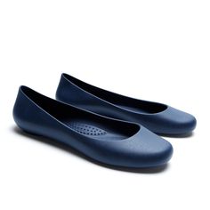 Our Georgia Ballet Flat is a must-have year-round. This jelly ballet flat is soft and flexible and has a bit of much-needed arch support. The chic matte finish and rounded toe make this shoe a great "basic" for any outfit. Wear them at the office, at brunch, running errands, or gardening. They're water and slip-resistant, too! Need to freshen them up? Just toss them in your home washing machine! Premium arch support and sculpted heel cup for stability and support provide proper alignment to help Flats With Arch Support, Scrap Material, Black Ballet Flats, Womens Ballet Flats, Foot Pain, Ballet Flat, The Chic, Arch Support, New Shoes