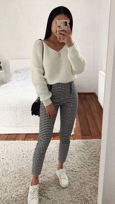 Side Stripe Trousers, Cute Sweater Outfits, Outfit Inso, Casual Outfit Inspiration, Fandom Outfits, Plaid Outfits, Pullover Outfit, Lazy Outfits