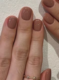 nude brown short nails Nail Polish Colors For Brown Skin Tone, Short Gel Nails Natural Brown Skin, Brown Nails Natural Nail, Short Natural Nail Designs Brown, Acrylic Overlay Nails Short Natural Design, Brown Nails Fair Skin, Natural Color Gel Nails Short, Light Color Short Nails, Smart Casual Nails