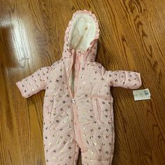 Nwt Jessica Simpson 3-6 Month Pink And Gold Snowsuit. Never Worn! Shearling Lined Hood. Fitted Winter Onesie For Playtime, Cute Pink Winter Onesie, Pink Winter Onesie For Playtime, Winter Pink Onesie For Playtime, Pink Fitted Onesie For Winter, Winter Playtime Pink Onesie, Jessica Simpson Kids, Toddler Snowsuit, Pink Puffer Coat