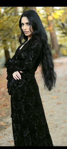 Modern Goth, Instagram Autumn, Model Makeup, Female Character Inspiration, Witch Outfit, Models Makeup, Very Long Hair, Gothic Beauty