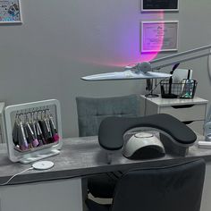 Подставка для рук OZON арт. 1141781080 Подставка для типс WB арт. 151983825 Mini Nail Studio Ideas, Salon Suites Decor, Nail Salon Decor, Nail Art Studio, Lash Room