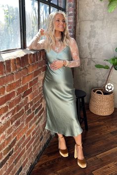 Midi Slip Dress Outfit, Boho Holiday Outfits, Free People Maternity, Slip Dress Outfit Winter, Fall Nashville, Slip Dress Layering, Layered Slip Dress, Hunter Premo, Dress Layering