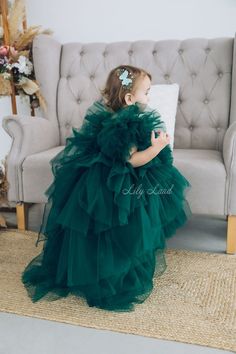 Looking for a stunning and unique dress for your little girl's special occasion? Look no further than this  Emerald Green Flower Girl Dress, perfect for birthdays, pageants, or any other special event! This beautiful boho-style dress features a ruffled design with delicate feathers adorning the skirt, creating a whimsical and enchanting look. The sparkling lace top adds a touch of glamour and sophistication, while the full skirt flows beautifully with every movement. Crafted from high-quality ma Emerald Green Flower Girl Dress, Emerald Green Flower Girl, Green Flower Girl Dress, Green Flower Dress, Green Flower Girl Dresses, Dress With Feathers, Baby Birthday Dress, Unique Dress, Dress Birthday