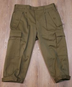 Military pants. Composed of a zipper and a button closure. Two side pockets with flap and buttons. Two velcro pockets at the back. Size: 41cm Length: 75cm Length between legs: 49 cm Weight: 620 grams. Military Style Trousers With Side Pockets, Military Trousers With Side Pockets, Khaki Work Bottoms With Flap Pockets, Khaki Bottoms With Flap Pockets For Workwear, Military Trousers With Pockets, Fitted Utility Cargo Pants With Patch Pockets, Military Style Full-length Bottoms With Patch Pockets, Fitted Khaki Cargo Pants With Patch Pockets, Military Style Full Length Bottoms With Patch Pockets