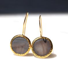 great jewels Luxury Hammered Round Earrings, Luxury Round Hammered Earrings, Elegant Hammered Round Earrings, Classic Hammered Round Earrings, Classic Round Hammered Earrings, Yellow Gold Polished Pearl Earrings For Gifts, Classic Gold Mother Of Pearl Earrings, Luxury Mother Of Pearl Earrings As Gift, Luxury Mother Of Pearl Earrings For Gift