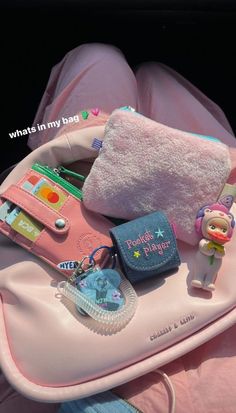 Everyday Bag Essentials, Inside My Bag, Produk Apple, Purse Essentials, Handbag Essentials, Tas Fashion, What In My Bag, Sonny Angel, Pink Girly Things