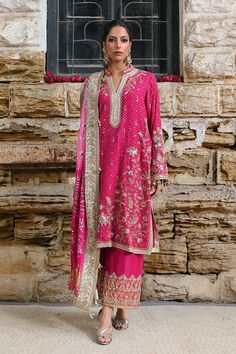 This fuschia cotton net worked kurta is the epitome of vintage charm with its zardoze and kamdani work and floral embroidery . The piece is paired with a silk kamdani chunri dupatta finished with ari borders. Wear it with a matching handworked Izaar. Embroided Suits, Chunri Dupatta, Kamdani Work, Long Kurti Patterns, Sania Maskatiya, Kurta With Dupatta, Embroidery Fashion Detail, Chicken Fajita, Pakistani Fashion Casual