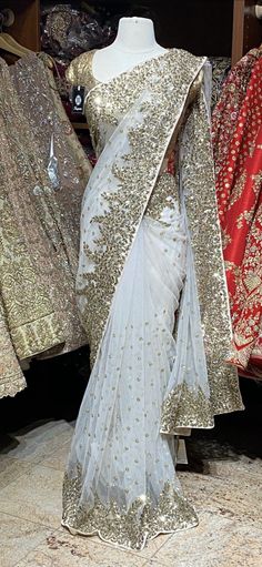 White and gold shimmer sequence saree w/ unstitched blouse. Fabric: Net Ready to Ship! White Net Saree, Saree Beautiful, Pengantin India, Sequence Saree, Designer Sarees Wedding, Bridal Sarees South Indian, Fancy Sarees Party Wear, Traditional Indian Dress, White Saree