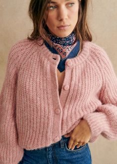 Emile Cardigan - Mottled Pink - Alpaca - Sézane Look Adidas, Estilo Indie, Skandinavian Fashion, Solid Color Sweater, Populaire Outfits, Color Sweater, Early Autumn, Ținută Casual, Looks Chic