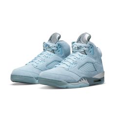 The Air Jordan 5 brings back an original inspired by WWII fighter planes. It features the same iconic profile, genuine leather elements and a fabric sleeve for a snug, comfortable fit. Freshly updated with a sky blue suede upper and an icy outsole, these kicks sing a song for winter. SKU: DD9336-400 Release Date: 7 Oct 2021 Color: Ice/Blue Graphite/Metallic Silver Zapatillas Jordan Retro, Nike Air Jordan 5, Jordan Model, Jordan 5 Retro, Blue Football, Bleu Pastel, Womens Air Jordans, Air Jordan 5 Retro, Air Jordan Retro