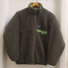 Worn 3 Times In Great Condition Size Unisex Mens Extra Small Women's Small. Color Green And Dark Green On The Sherpa. Great Quality Rare And Super Cute On Check Out My Closet For More Patagonia. No Trades Patagonia Sherpa, Clothing Board, Xmas 2024, Fleece Jackets, Vintage Patagonia, Fall 24, Reversible Jacket, Patagonia Jacket, Meow Meow