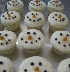 there are many cupcakes that have been decorated like snowmen