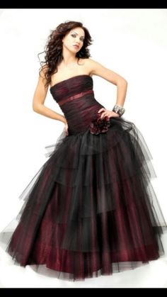 ♡ Emo Prom, Steampunk Wedding Dress, Unusual Wedding Dresses, Red Evening Gown, Emo Dresses, Evening Dresses For Weddings, Gothic Girls, Up Girl, Beautiful Gowns