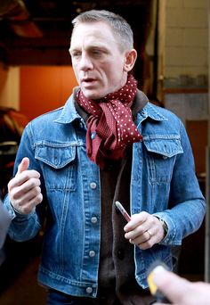 Daniel Craig Style, Daniel Graig, Denim Outfit Men, Older Mens Fashion, Der Gentleman, Dapper Dudes, Best Bond, Rachel Weisz, Mens Fashion Inspiration