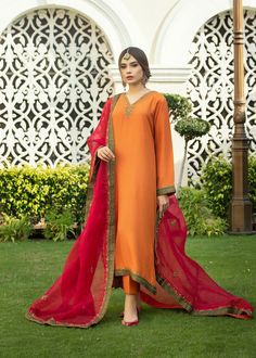 Burnt orange Rawsilk kaftan kurta with handwork on neckline & embalishments on slevees and front & back ghaira chak with tilla, zardozi & dabka. Paried with a bright Fuscia colored embossed organza duppata with emerald green borders & similar work on 4 sides. Pakistani Summer Dresses, Orange Kaftan, Organza Outfit, Kaftan Kurta, Black Frock, Designer Summer Dresses, Embroidered Shirt Dress, Kurti Embroidery Design, Indian Gowns