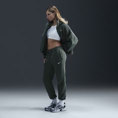 Rise up and transform your wardrobe with strong cozy vibes. Made with midweight brushed fleece that feels extra soft on the inside and smooth on the outside, these sweats help you stay cozy while offering a structured shape. A tapered fit finishes with a cinch at the ankles that helps you show off your favorite kicks. Sporty Tracksuit With Elastic Waistband For Fall, Nike Sporty Sweatpants, Nike Sweatpants For Winter Jogging, Sporty Nike Fleece Bottoms, Nike Winter Jogging Sweatpants, Gym Fleece Sweatpants With Pockets, Nike Winter Sweatpants, Fleece Sweatpants With Pockets For Gym, Fleece Sweatpants With Pockets