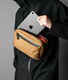 An intuitive tech case with smart organization for essential gear on the go or at your desk - making your space both aesthetically pleasing and functional. Designed to keep you clutter-free. Transforms into a sling to keep you hands-free on the go. Orange Color Combinations, Tech Kit, Small Sling Bag, Tech Pouch, Smart Organization, Multicam Black, Tech Cases, Tech Gear, Fashion Organization