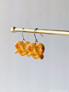 🥨 Mini Pretzel Dangle Drop Earrings / Hypoallergenic Stainless Steel Earring Hook / Includes Gift Bag  / Cute Heart Bread Earrings  🥨  100% Brand New This listing is for ONE pair of Pretzel Earrings. These Cute Pretzel Earrings are great for everyday wear and make great gifts!   📍 Dimensions :  Length 1 1/2 inch(3.8cm) Drop Length 3/4 inch(2cm) Width 7/8 inch (2.3cm)  📍Material : Hypoallergenic Stainless Steel Earring Hooks, Resin Pretzel Charms  🎀Gift Bag Size:  3.5 x 4.5 inch (9 x12 cm) Organdie Bag (random color) ready to give  📍To view all our items, please click here :   https://www.etsy.com/shop/4LittleBearsWorkshop  🚚SHIPPING ：Free shipping orders on over $35 at my shop. These pieces will ship between 1-3 business days and come in a small gift bag (random color) ready to give Bread Earrings, Pretzel Earrings, Heart Bread, Mini Pretzels, Earrings Hypoallergenic, Food Earrings, Earring Hook, Small Gift Bags, Food Jewelry