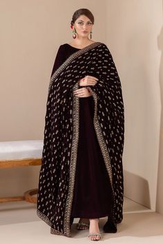 Buy Maroon Heavy Embroidered Velvet Shawl at PinkPhulkari California Velvet Dress Designs Pakistani, Pakistani Salwar Kameez Designs, Dress Design Pakistani, Velvet Suit Design, Velvet Outfit, Tilla Embroidery, Shawl Outfit, Velvet Dress Designs, Velvet Shawl