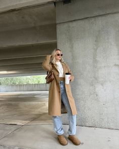 Long Brown Peacoat Outfit, Trench Coat Outfit With Uggs, Casual Peacoat Outfit, Brown Ugg Outfit, Tan Peacoat Outfit, Brown Peacoat Outfit, Coat Beige Outfit, Outfit Trench Beige, Brown Uggs Outfit