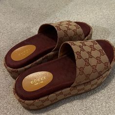 Size 6 Platform Gucci Slides Designer Brown Sandals With Cushioned Footbed, Gucci Brown Slip-on Sandals, Gucci Luxury Brown Sandals, Gucci Cushioned Sandals, Trendy Gucci Sandals With Round Toe, Designer Brown Closed Toe Sandals, Gucci Slides, Shoes Gucci, Gucci Shoes