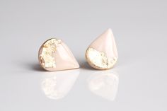 These champagne gold studs with a surgical hypoallergenic steel base are perfect for everyday wear or a special evening out. IMPORTANT: This style is created with resin and gold foil. The look of each gold foil can vary in each piece. Put a glamorous finish on your look with these teardrop champagne gold studs. These light rose gold earrings are perfect for giving to a special someone or as a gift to yourself. MATERIALS: - polymer clay, - gold foil, - crystal resin topcoat - surgical steel posts Donuts Earrings, Bridal Earrings Drop, Crystal Resin, Rose Gold Studs, Womens Earrings Studs, Hypoallergenic Earrings, Rose Gold Jewelry, Delicate Earrings, Champagne Gold