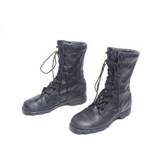 You are looking at a great pair of vintage 80s 90s combat boots. Excellent vintage condition. Men's size 3.5.  If you would like to see additional photos or have any other questions, please do not hesitate to ask, and thanks for looking! Shipping disclaimer: All domestic orders under 16oz ship USPS Ground Advantage. All domestic orders over 16oz ship USPS priority mail. All international orders under 4lbs ship via Etsy's Global Shipping Program. All international orders over 4lbs ship USPS prior 80s Combat Boots, Shoes Boots Combat, Army Fashion, Goth Grunge, Mens Shoes Boots, Work Boots, Punk Rock, Priority Mail, Combat Boots