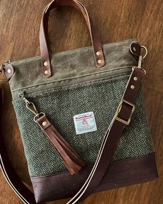 Harris Tweed Bag, Unique Purses And Handbags, Crossbody Bags, Tote Bag Ideas, Diy Leather Working, Pretty Tote Bags, Tweed Bag, Tablet Bag, Fabric Handbags