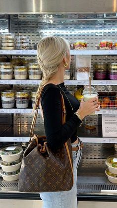 Casual outfit ideas with black backless long sleeved top, blue jeans and louis vuitton pouch. Louis bag. Aesthetic picture with drink. Cute hairstlye ideas. @laraa.gro on IG Noe Louis Vuitton, Louis Vuitton Bag Outfit, Vuitton Outfit, Louis Vuitton Outfit, Louis Bag, Purse Outfit, Handbag Essentials, Malibu Barbie, Mommy Style