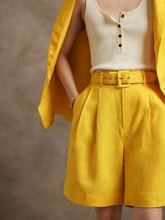 Culotte Shorts Outfit, Luxury Casual Outfit Women, Long Bermuda Shorts Outfit, Chic Linen Belted Bottoms, Chic Belted Linen Bottoms, Belted Linen Shorts For Summer, Chic Shorts With Belt Detail For Spring, High-waisted Linen Shorts With Belt Loops, Summer Shorts With Belt Detail