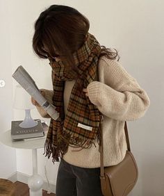 Winter Scarf 2022, Autumn Outfit Korean Style, Comfy Autumn Aesthetic, Winter Cozy Aesthetic Outfit, Korean Fall Fashion Women, Cozy Outfit Ideas Aesthetic, Korean Scarf Outfit, Autumn Scarf Outfit, Korean Cozy Outfits