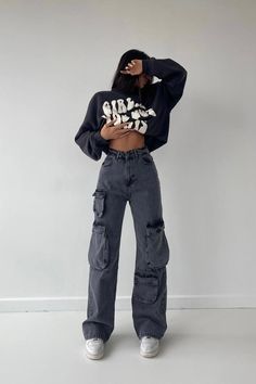 Pockets Cargo Jeans Jeans With Oversized Shirt, Style Cargo Pants Women, Cargo Jeans Outfit, How To Style Cargo Pants Women, How To Style Cargo Pants, Style Cargo Pants, Chicago Fashion, Style Cargo, Cargo Pants Women