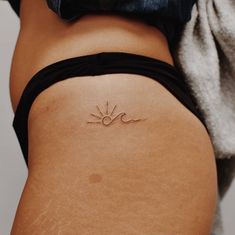 Tattoo Sonne, Beachy Tattoos, Om Tattoo, Petite Tattoos, Classy Tattoos, Discreet Tattoos, Sun Tattoo, Dainty Tattoos