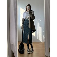 Skater Girl Denim Skirt Nyc Winter Outfits, Girls Denim Skirts, Pakaian Feminin, Skater Girl, Long Denim Skirt, Modest Clothing, Modieuze Outfits, Girls Denim, Jeans Rock