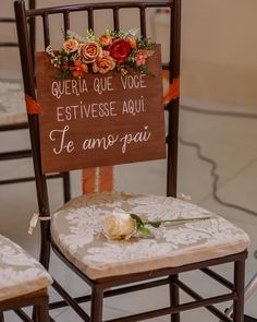 a chair with a sign on it that says, queria que voce estvesse aoui te amprai