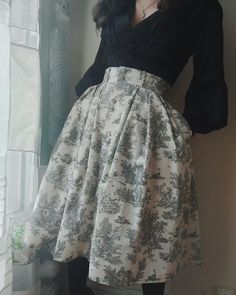 Une jolie jupe d'inspiration vintage à gros plis en toile de Jouy doublée voile de coton. La jupe se ferme sur le devant avec des boutons recouverts dans le même tissu. La ceinture possède des passants dans le cas ou vous voudriez la porter avec une ceinture, et évidement, elle possède des poches ;) ! Modèle unique et fait main. Pensez à bien vous mesurer avant de commander. Les mesures peuvent varier de 1 à 2 cm. Et surtout n'oubliez pas que vous avez besoin de quelques cm en plus pour être à l Vintage Pleated Lined Skirt For Spring, Vintage Lined Pleated Skirt For Summer, Fitted Full Skirt In Cottagecore Style, Spring Vintage Flared Pleated Skirt, Fitted Cottagecore Full Skirt, Cottagecore Full Skirt Fitted At Waist, Vintage Flowy Pleated Skirt For Spring, Cottagecore Fitted Full Skirt, Spring Vintage Gathered Skirt