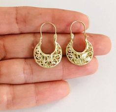 Aretes Filigrana en Oro Real de 10K . 2.5 gramos. Tamaño  27 mm de alto y 16 mm de ancho. 10K Yellow Gold Filigree hoop earrings. Real Gold. 2.5 Gr THE BEST PRICE AND QUALITY. Length: 27 Millimeters; Width: 16 Millimeters FREE GIFT BOX Basket Earrings Gold, Filigree Hoop Earrings, Gold Basket, Earrings Real, Gold Filigree, Fine Jewellery Earrings, 10k Gold, Real Gold, Free Gift