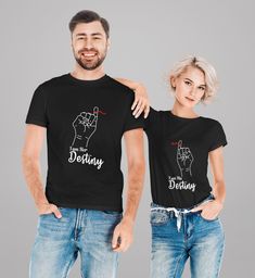 Camisetas de parejas leyenda de hilo rojo, el destino de ella, el destino de él, complemento perfecto: Ideales para un regalo especial. Confeccionada con algodón hilado en anillos, suave y duradero, esta camiseta es cómoda de usar durante todo el año. El corte clásico y el escote redondo ofrecen un estilo versátil adecuado para cualquier ocasión, formal o semiformal. Perfecto para cualquiera que busque un regalo único y reflexivo para un ser querido, especialmente relevante para cumpleaños, aniv Black Graphic Tee For Valentine's Day, Black Cotton T-shirt For Valentine's Day, Couples Cotton T-shirt Gift, Couples Cotton T-shirt For Gift, Black Cotton Couples T-shirt, Black Cotton T-shirt For Couples, Beauty Book, Gender Neutral, Cape