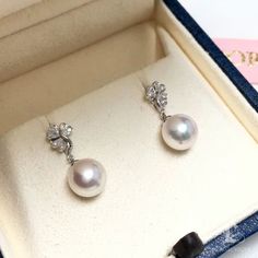 Highline: Famous Style Product Information Origin Japan MaterialAkoya Pearl, 18k White Gold, Natural Diamond DimensionsEarring Length Approx. 1.9 cm Pearl Shaped: Round Size: 8-8.5 mm Quality: AAA Nacre: Very Thick Color: White Luster: Very High Accessories Metal: 18k White Gold Other: 0.05ct of SI Quality Natural Diamonds Classic White Gold Pearl Earrings, Classic Platinum Pearl Earrings For Formal Occasions, Classic Silver Platinum Pearl Earrings, Elegant White Platinum Bridal Earrings, Diamond Pearl Earrings In White Gold, Pear Shaped, White Gold Diamond Pear Shaped Pearl Earrings, Luxury Platinum Pearl Earrings For Wedding, Luxury Platinum Pearl Earrings For Formal Occasions, Exquisite White Platinum Earrings